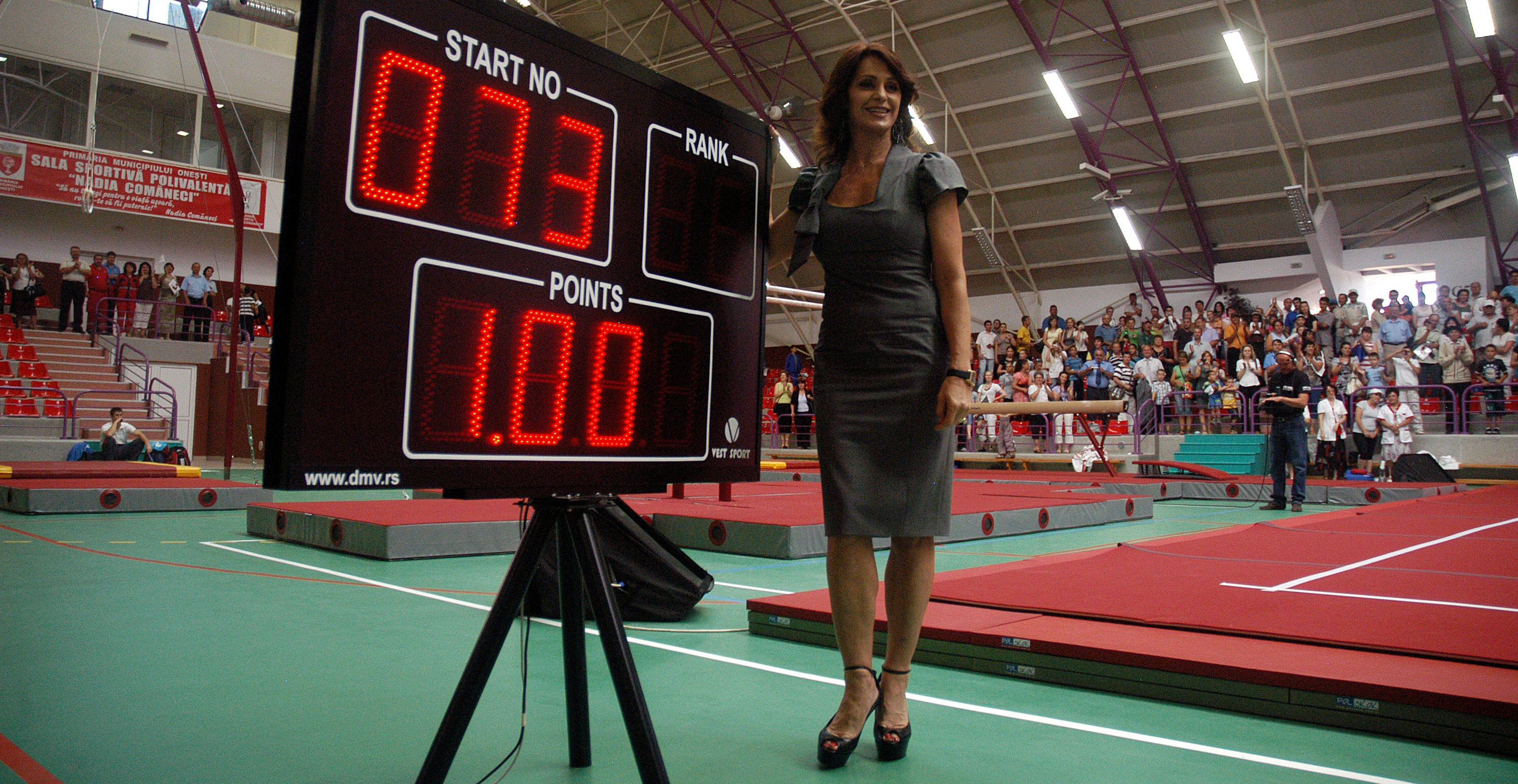 Fata de 10 a Romaniei, Nadia Comaneci, a purtat astazi flacara olimpica prin Londra