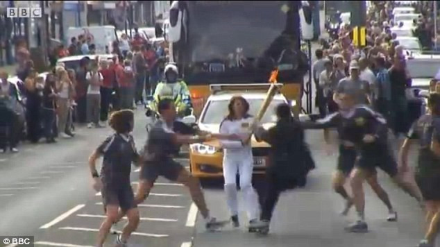 Imaginile zilei. Un tanar a tipat "Allah e Mare", apoi s-a napustit asupra flacarii olimpice