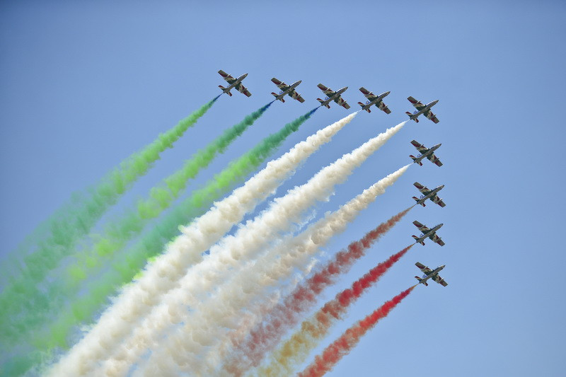 Spectacol aerian la Baneasa. 100 de avioane au uimit spectatorii cu acrobatii uluitoare