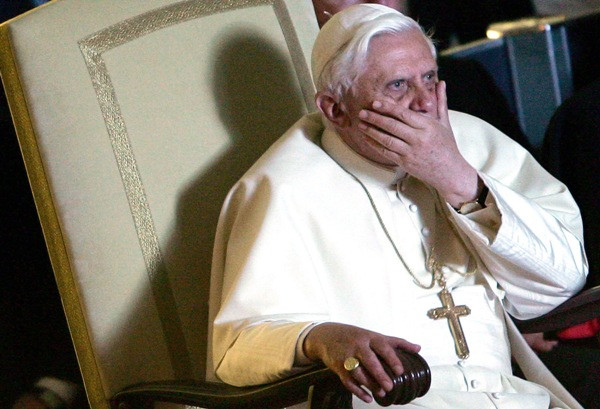 Fostul asistent al Papei Benedict, acuzat de furt de documente, a fost plasat in arest la domiciliu