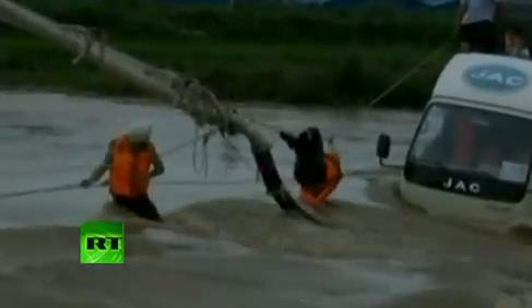 Capitala Chinei, devastata de cele mai grave ploi din ultimii 60 de ani. 15.000 oameni, evacuati