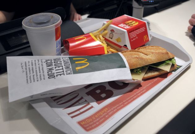 Cum arata ultimul cheeseburger vandut in Islanda dupa ce a fost pastrat 6 ani intr-o punga