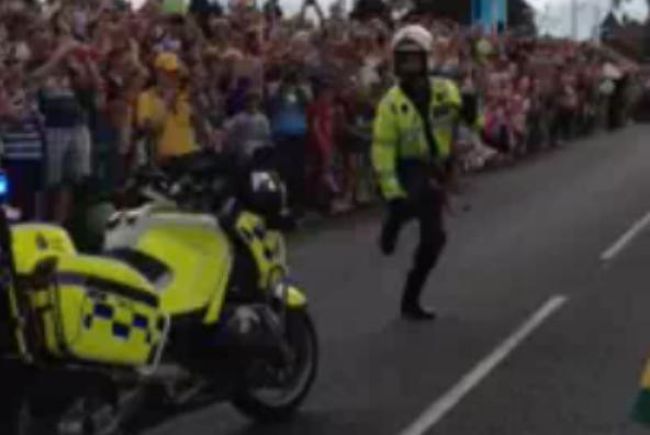 Cel mai spectaculos politist vazut in trafic. Cum a fost surprins de camerele video