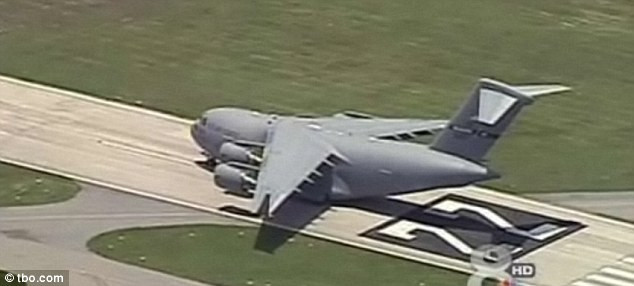 LIKE :) UN avion cargo al Air Force a reusit sa se opreasca la 3 metri de sfarsitul pistei! VIDEO INCREDIBIL