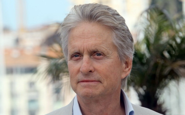 Chiar nu o sa iti vina sa crezi ca este EL: Noul look al lui Michael Douglas la 67 de ani! FOTO