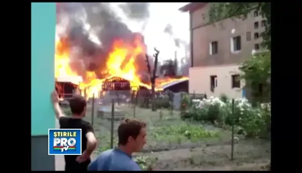 Incendiu violent la cateva garaje si anexe gospodaresti din Lupeni. Flacarile s-au extins la blocuri
