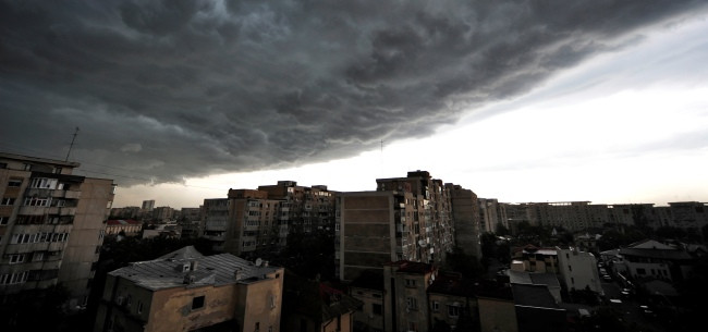 Avertizare ANM: rafale de vant puternice in Dobrogea si sudul si estul Munteniei pana azi la 8:30