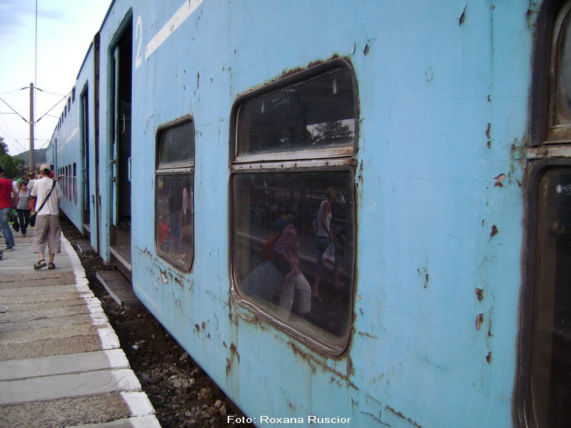Pe aici nu se trece! Un barbat din Gorj a blocat o cale ferata, care trece prin terenul sau