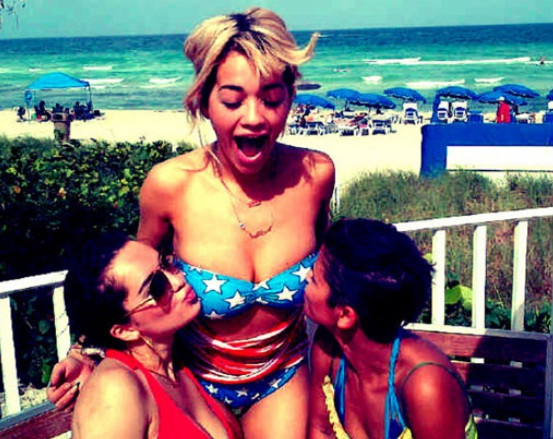 FOTO. Cantareata care si-a surprins fanii printr-o fotografie indrazneata publicata pe Twitter