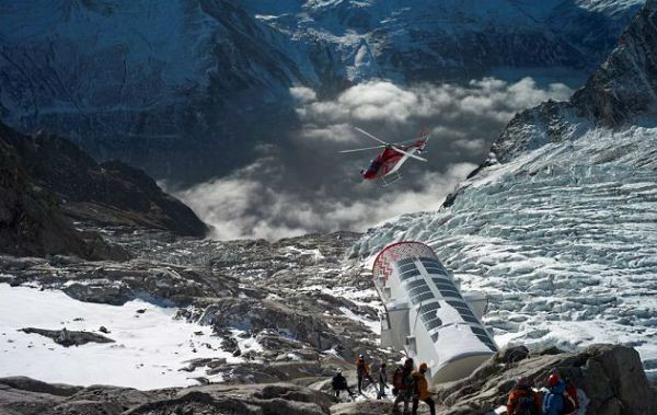 Uite cum arata una dintre cele mai izolate cladiri din lume. Este construita pe varful Mont Blanc