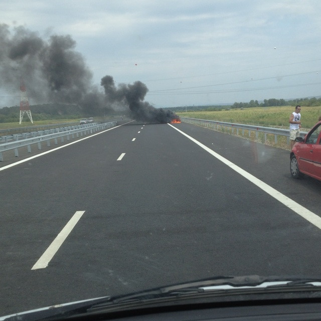 Imagini amator: O masina a luat foc pe A3, in apropiere de Barcanesti, Prahova. VIDEO