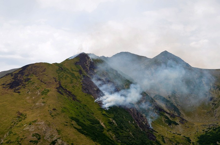 Elicopter al MAI, pregatit sa intervina pentru stingerea incendiului din Masivul Fagaras