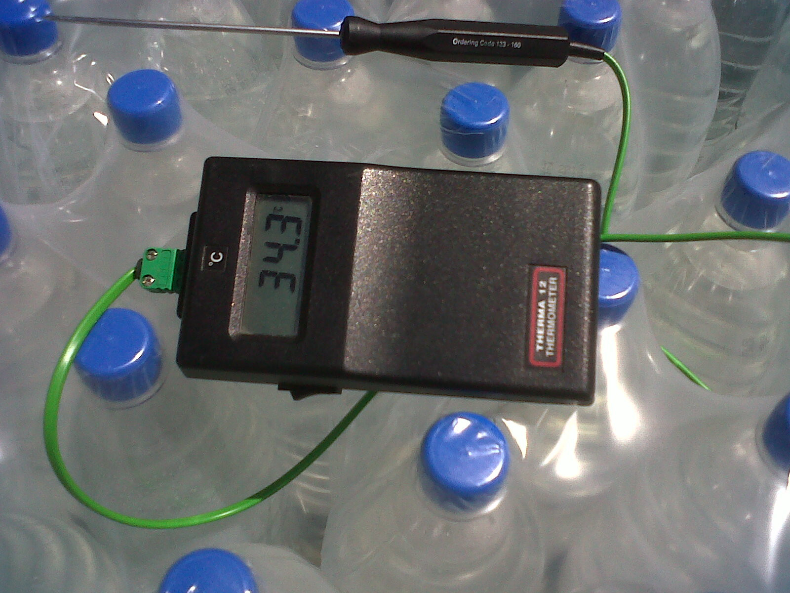 Un hipermarket din Cluj depoziteaza apa minerala la aproape 35 de grade