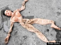 18 politisti s-au luptat sa salveze o femeie de la inec, dar si-au pus mainile in cap cand au reusit