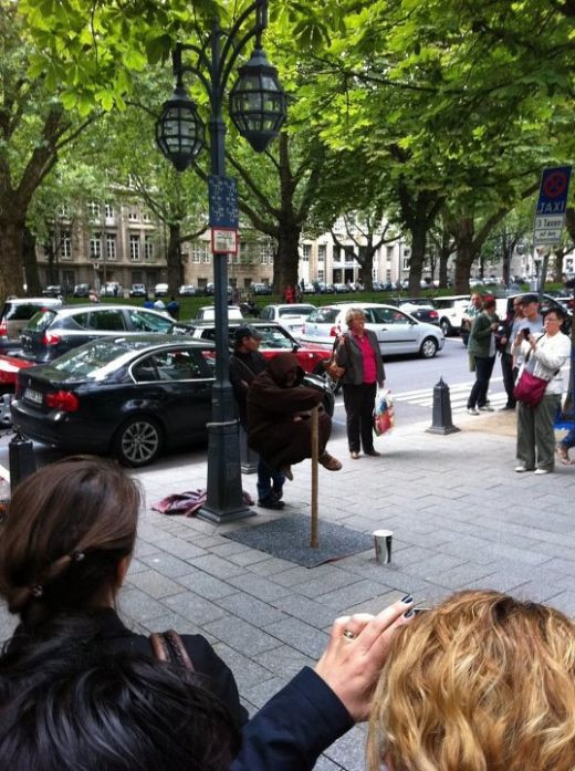 EL este ROMANUL care face SENZATIE in GERMANIA: LEVITEAZA si castiga 300 de euro pe zi! FOTO