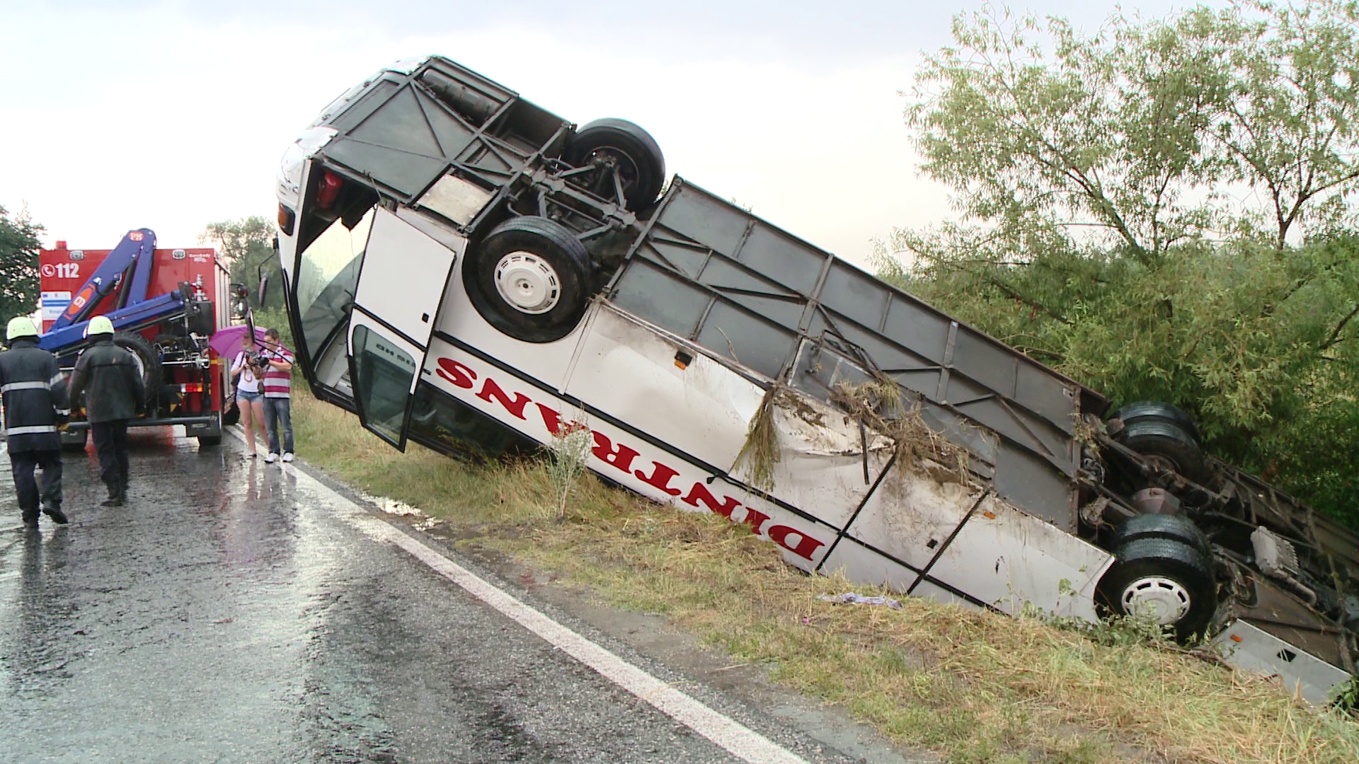 Autocar rasturnat in Timis. Cinci pasageri au fost transportati cu ambulantele la Spitalul Judetean