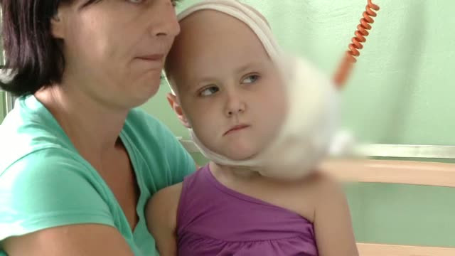 Caz unic in Romania. La numai 4 ani are o tumoare care cantareste peste un kilogram