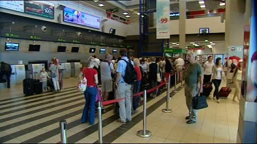 Si-au abandonat fetita de 2 ani in aeroport, pentru a nu pierde avionul care ii ducea in vacanta