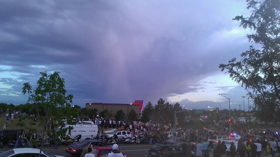 "Am prins un inger."Semnul divin de pe cer fotografiat de o femeie langa cinematograful din Colorado