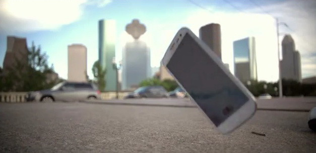 HAI SA VEZI ce se intampla cu un Samsung Galaxy S3 scapat pe JOS! VIDEO