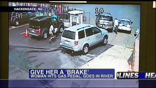 IMAGINILE ZILEI. Salvata miraculos de la moarte dupa ce a sarit cu masina intr-un rau