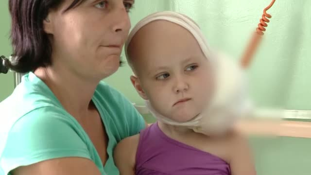 Un miracol si o noua viata pentru Elena, fetita de 4 ani cu o tumora de peste un kilogram