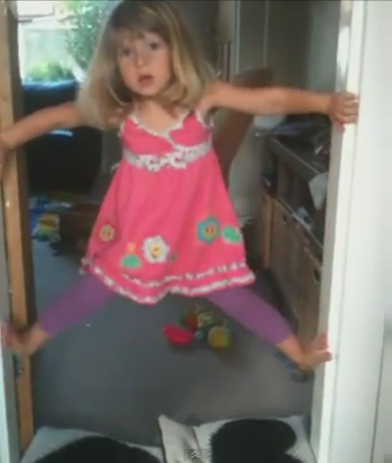 Fetita de care s-a indragostit tot internetul. Filmul in care se urca pe cadrul usii a devenit viral