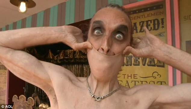 "Pot sa imi transform abdomenul in masa". Povestea barbatului cu cea mai flexibila piele. VIDEO