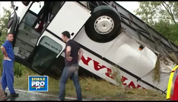 Autocar rasturnat in Timis. Cinci pasageri au fost transportati cu ambulantele la Spitalul Judetean