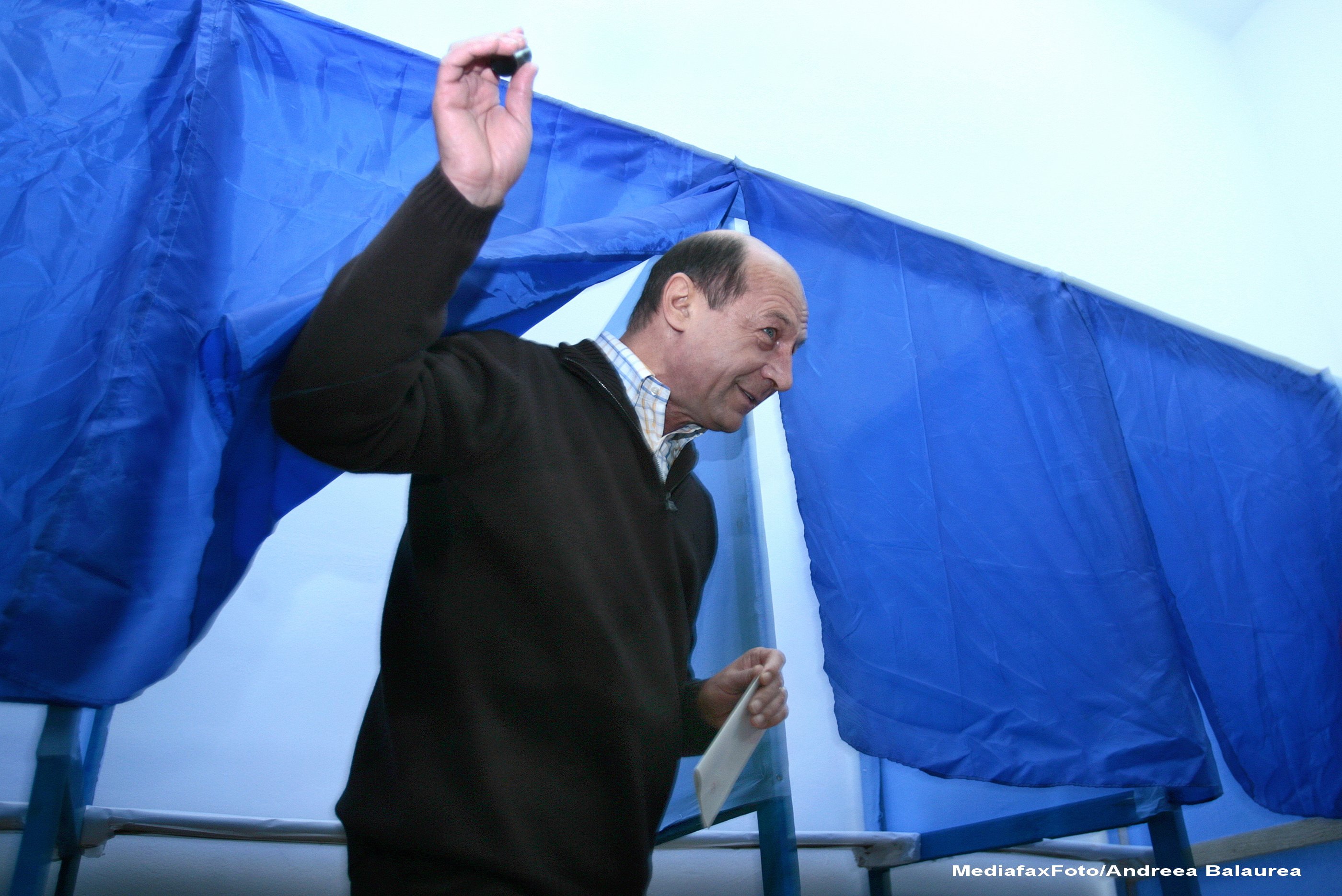 Traian Basescu voteaza