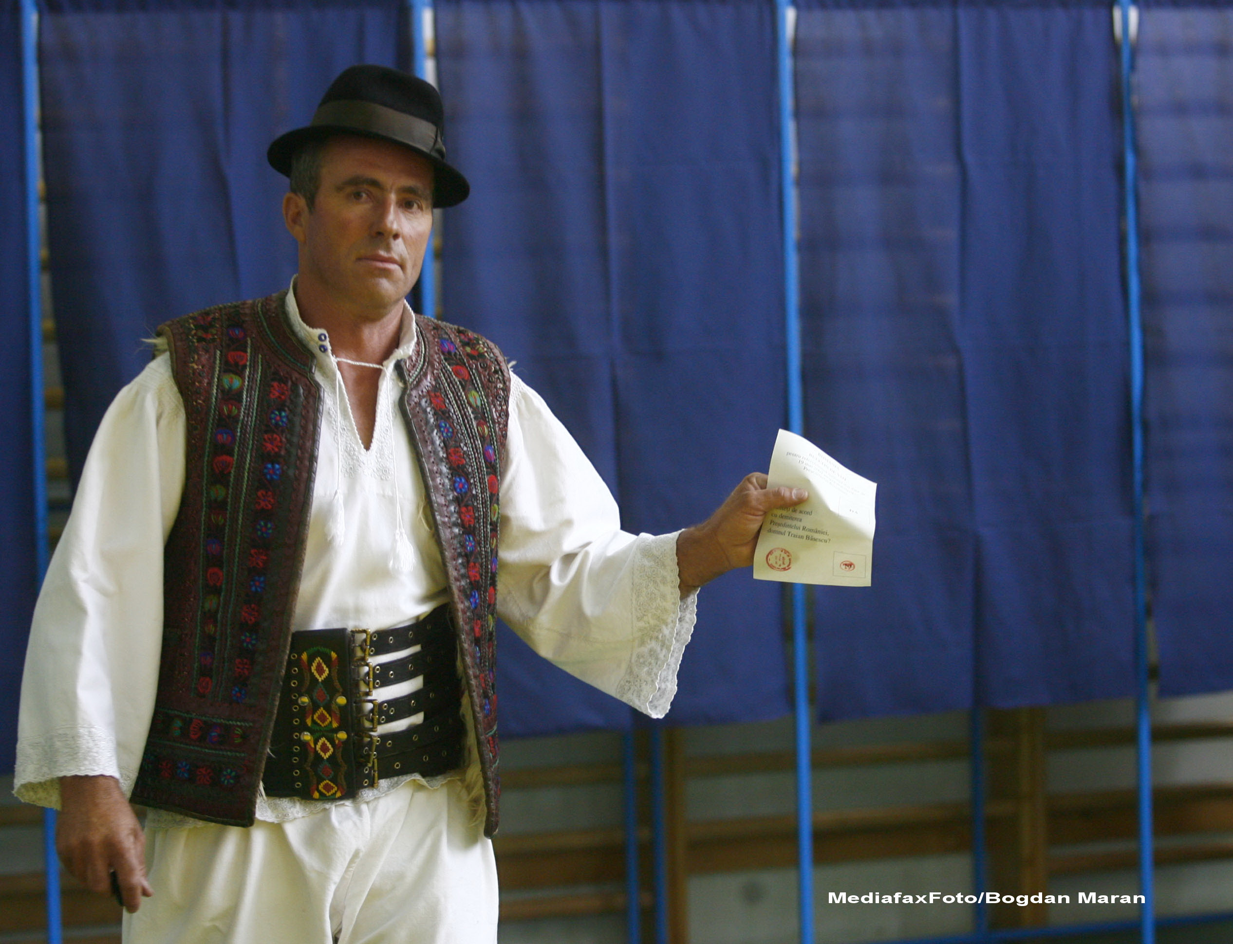 Mai putin de 75.000 de romani din strainatate au votat la referendumul de duminica