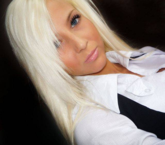 Prietenii au ramas muti de uimire cand au revazut-o. Cum arata acum aceasta tanara. Galerie FOTO