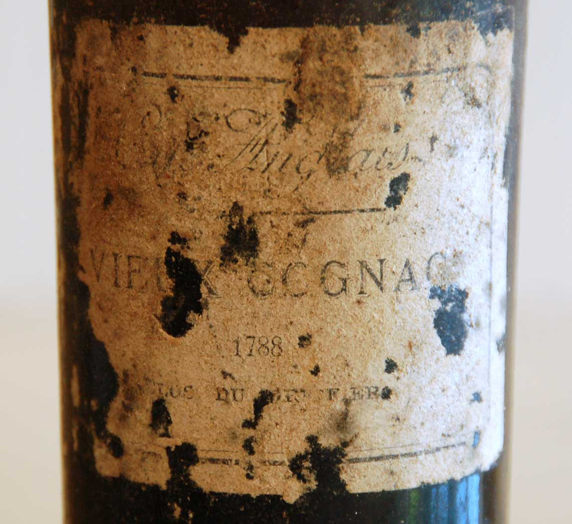 Un client a spart o sticla de coniac de 77.615 dolari intr-un club de lux din Marea Britanie