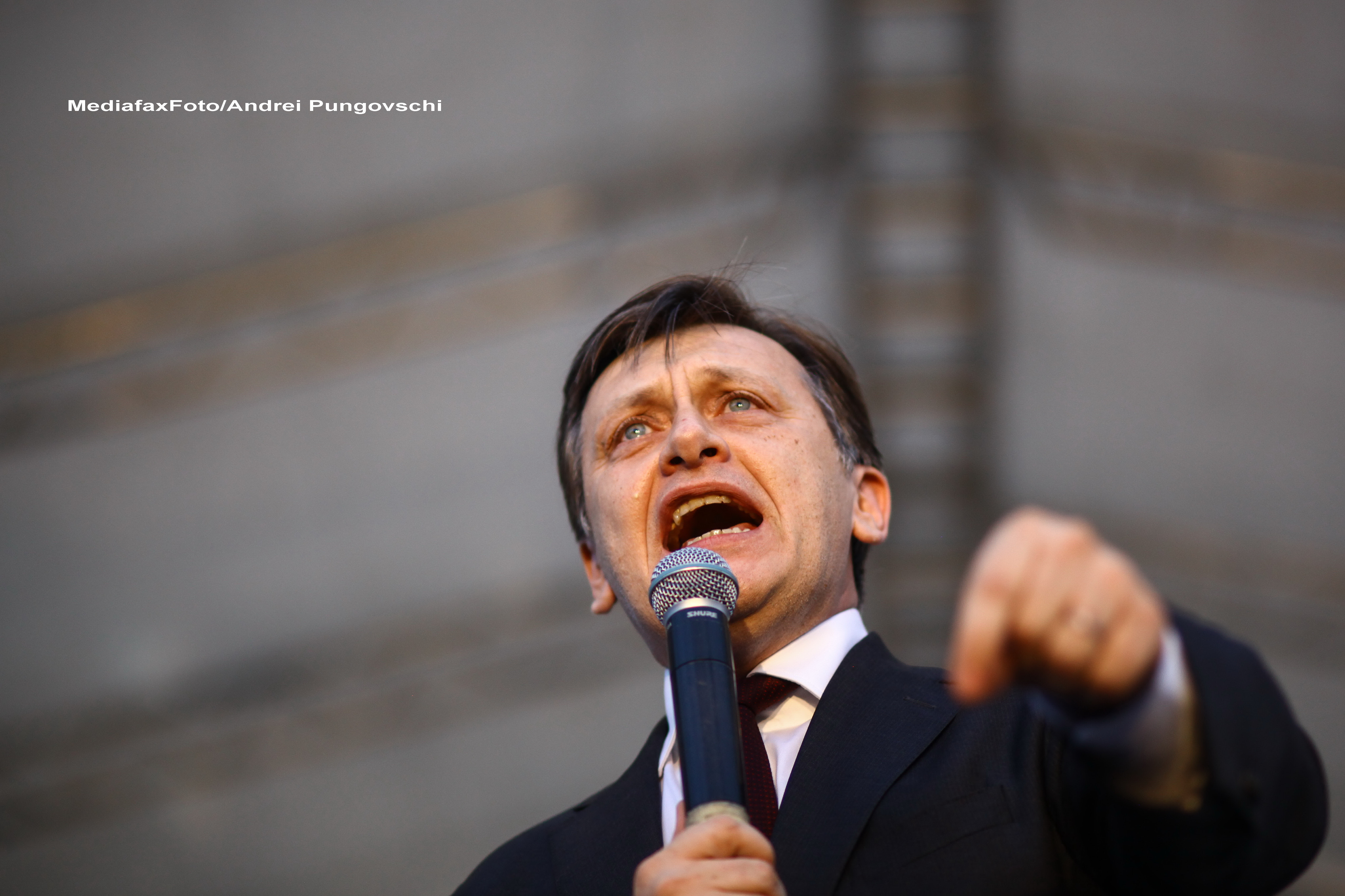 Antonescu, intrebat de un ziarist despre "politica de racolare" a PNL: Asta e calomnie, stimate domn