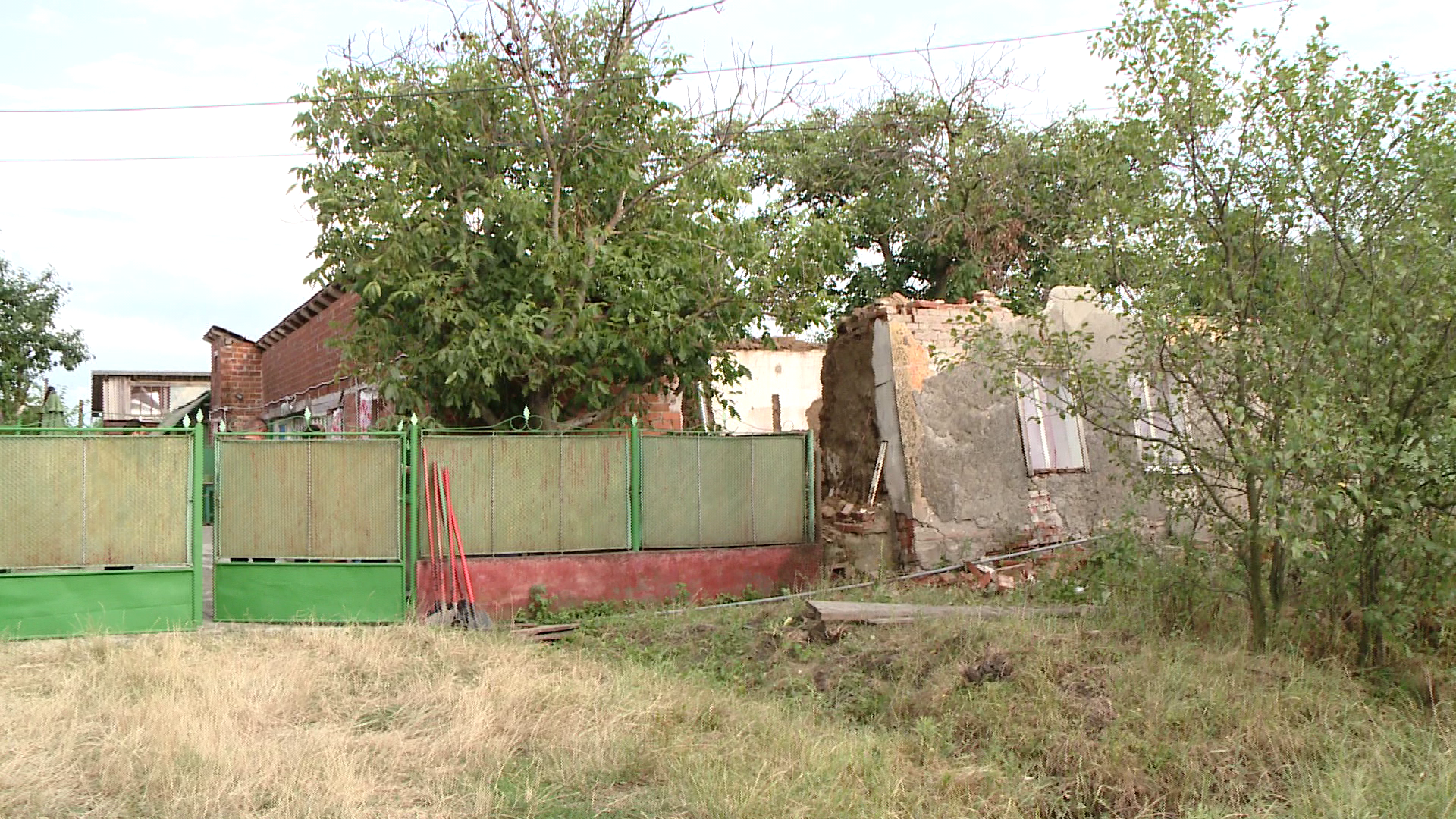 Doi batrani si nepotul lor de 9 ani au murit dupa ce zidurile unei case s-au prabusit peste ei