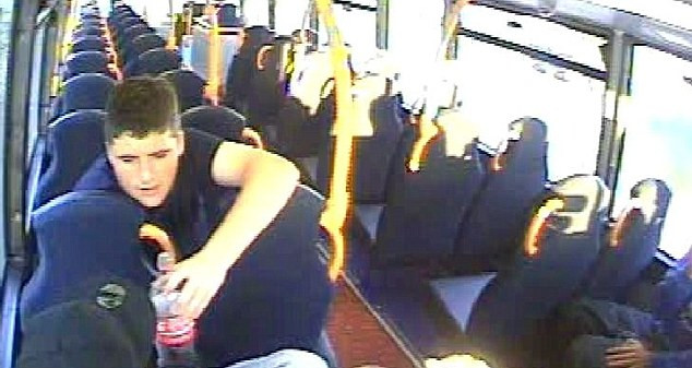 Politistii s-au crucit cand au vazut filmarea. Ce face barbatul din aceasta imagine