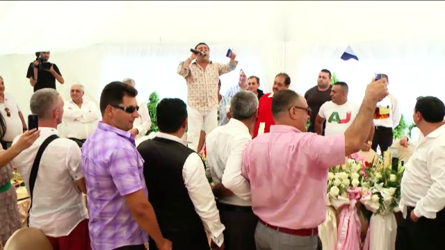 Nimeni n-a dormit la Lugoj. Adrian Minune a fost primit ca un superstar la nunta de tigani din oras