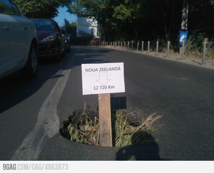 Imaginea zilei pe internet. Ce au scris romanii pe o pancarta infipta intr-o groapa