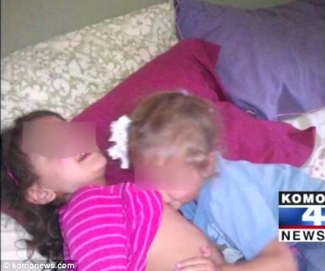 Fotografia care a SCANDALIZAT Facebook-ul. Ipostaza controversata in care o mama si-a pozat fiicele