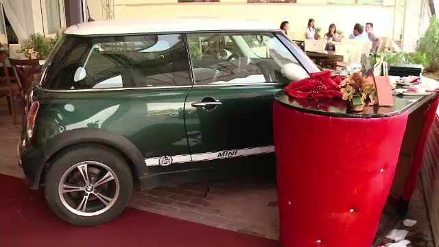 Casnicie, pusa in pericol de un accident. Patania unui barbat care a imprumutat masina sotiei. VIDEO