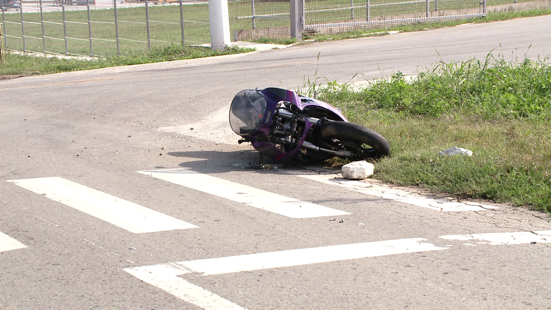 Un pieton a fost lovit de un motociclist baut care a pierdut controlul vehiculului