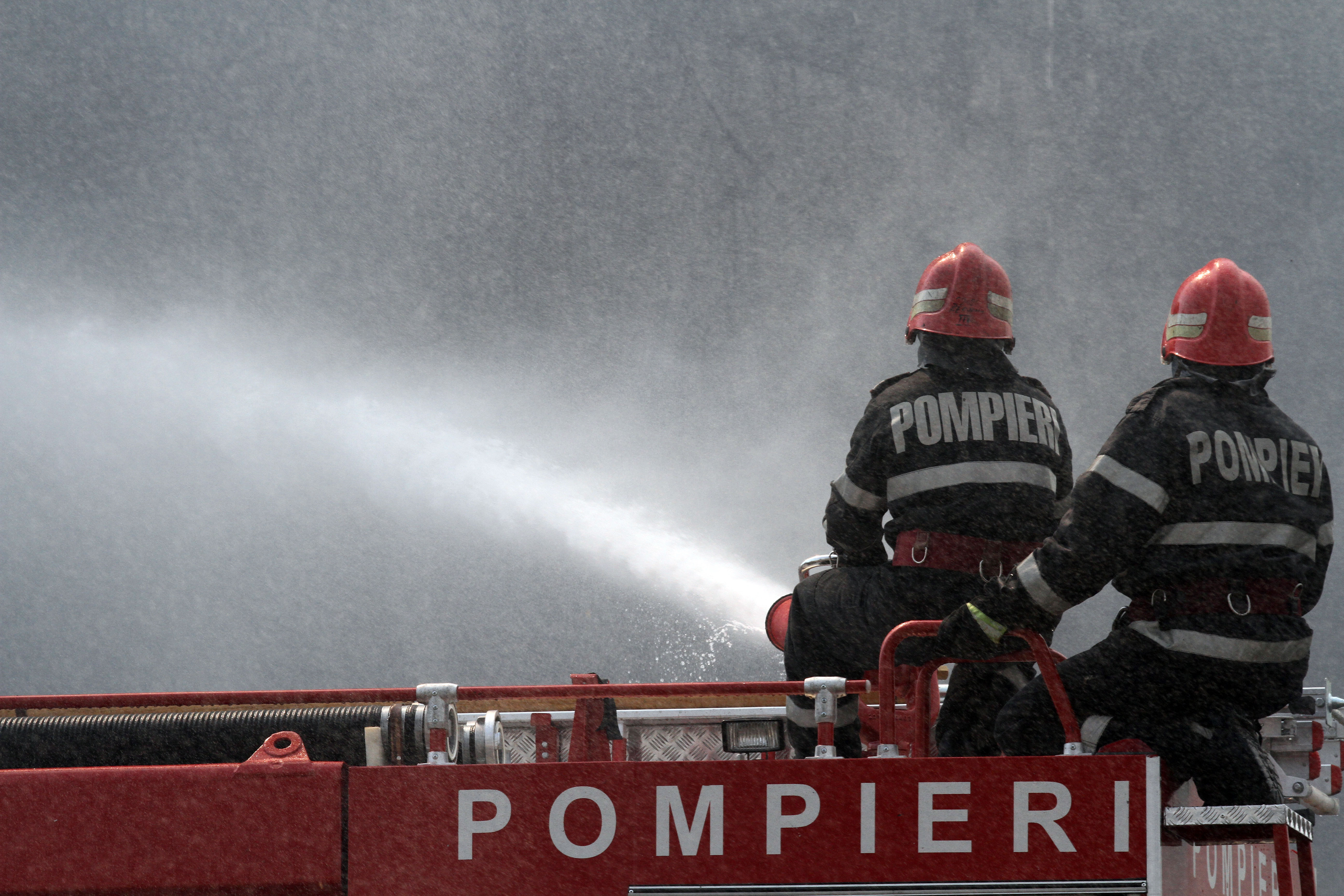 Cladire veche, cu o arhitectura deosebita, distrusa intr-un incendiu, la Baile Olanesti