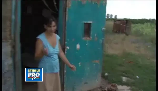 Un baietel de 6 ani a scapat ca prin urechile acului dupa ce o usa de 50 kg a cazut peste el