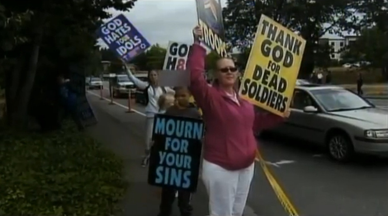 Eterna si fascinanta America: Contra-manifestatie "ZOMBIE" la protestul unei biserici baptiste