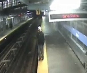 VIDEO. Moment SOCANT: un barbat care vorbeste la telefon cade pe sinele metroului