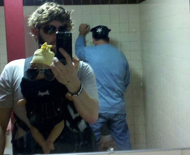 "Pleaca din fata oglinzii".Camera NU MINTE: si-au facut singuri poza si s-au facut DE RAS pe net