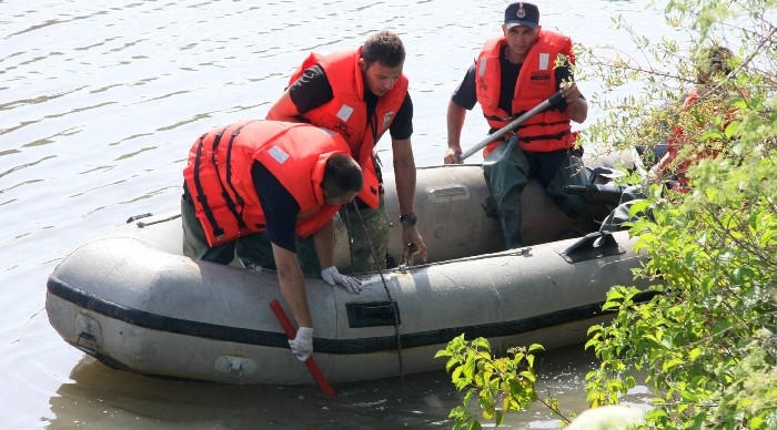 Bebelus gasit mort intr-o punga acoperita cu frunze de porumb intr-un rau din Arges