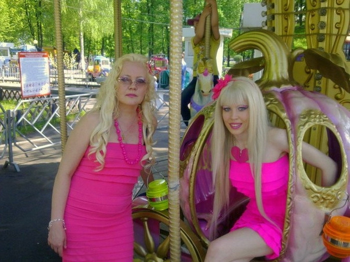 Nu o sa-ti vina sa crezi care este legatura dintre aceste doua femei. GALERIE FOTO