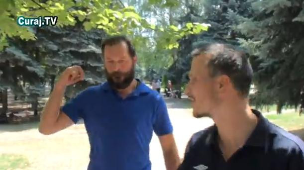 Intai si-a facut cruce, apoi l-a batut pe cameraman. Imagini incredibile cu un enorias din Chisinau