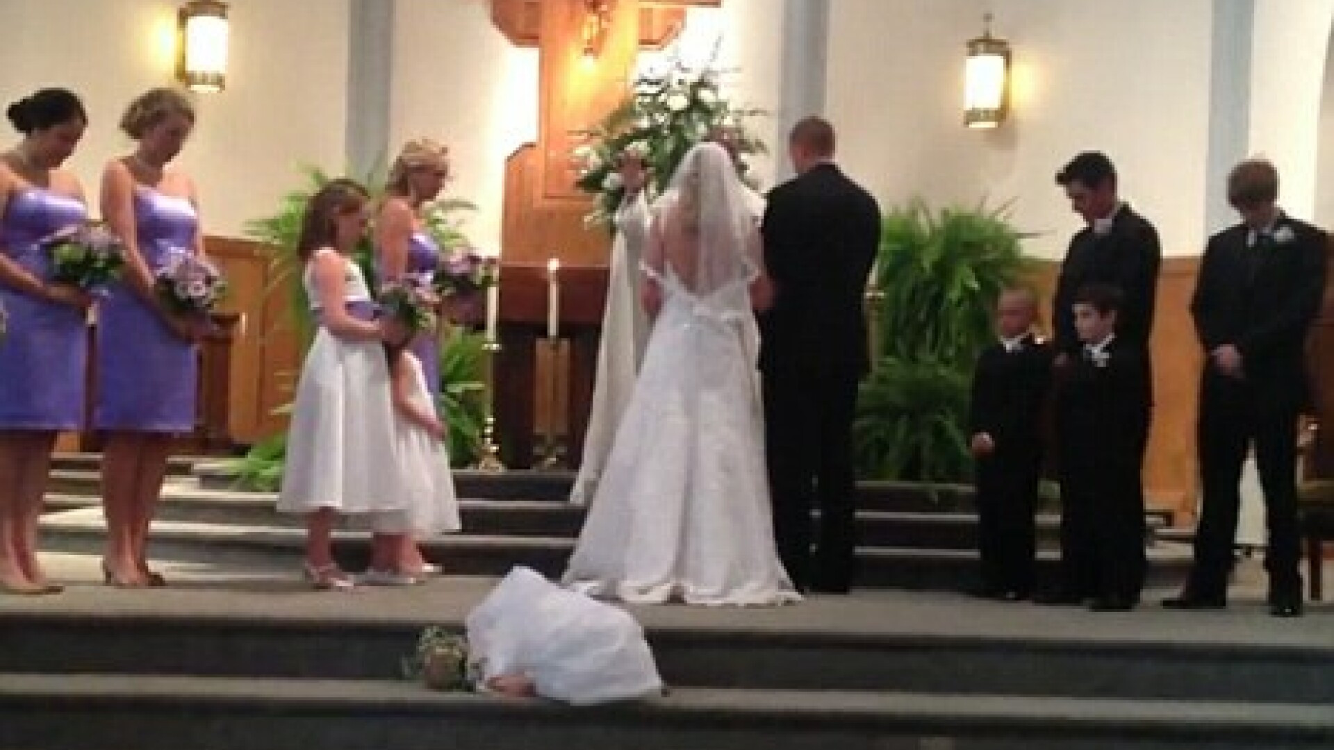 VIDEO. Mirele si mireasa habar n-aveau ce se intampla in spatele lor. De ce radeau toti invitatii